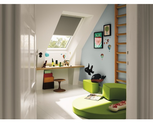 Chambre d''enfant avec fenêtre de toit, store occultant, bureau, jouets, sièges et échelle