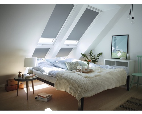 Chambre à coucher avec fenêtres de toit et stores pour obscurcir la pièce