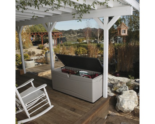 Coffre de jardin ouvert sur une terrasse en bois sous une pergola, pour ranger les accessoires de jardin à l''extérieur