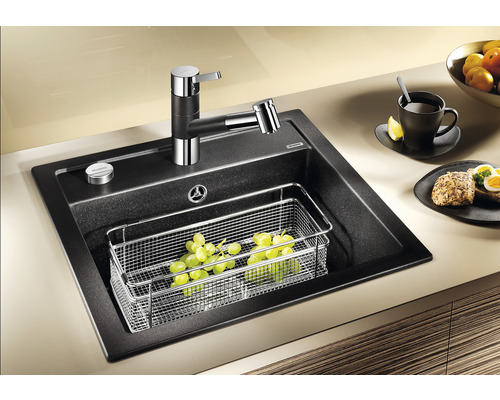 Évier en granit avec robinet et panier égouttoir sur un comptoir de cuisine