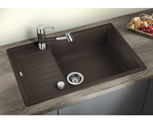 Évier de cuisine marron foncé avec égouttoir et robinet sur un plan de travail