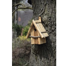 Vogelhaus aus Holz am Baumstamm befestigt