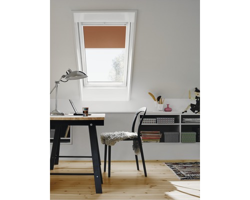 Bureau avec fenêtre de toit, bureau et chaise