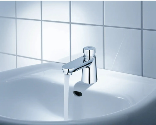 Robinet brillant sur un lavabo avec de l''eau qui coule