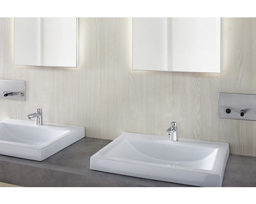 Lavabo de salle de bain avec robinet et miroir