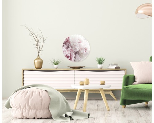 Salon avec commode, décoration et décoration murale ronde avec motif floral