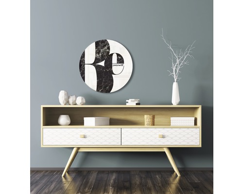 Décoration murale décorative avec image ronde et inscription au-dessus du buffet