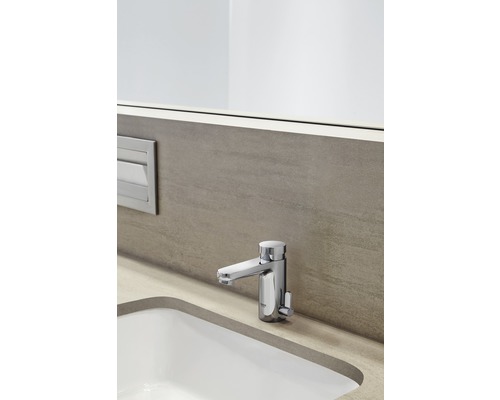 Robinet de lavabo en chrome monté sur un lavabo