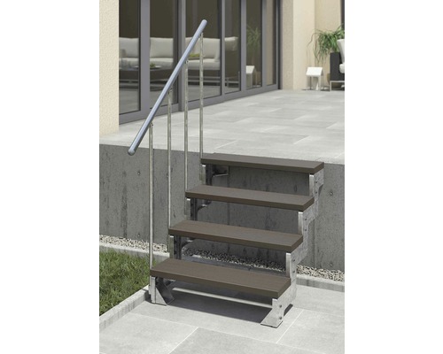 Escalier extérieur avec quatre marches, main courante et cadre métallique