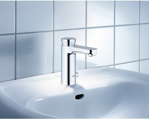 Robinet de lavabo en métal monté sur un lavabo