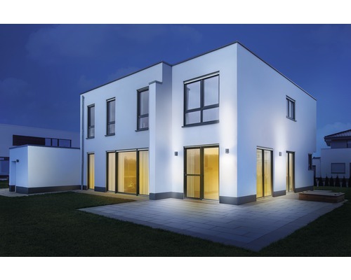 Modernes Wohnhaus mit Aussenbeleuchtung im Garten bei Nacht