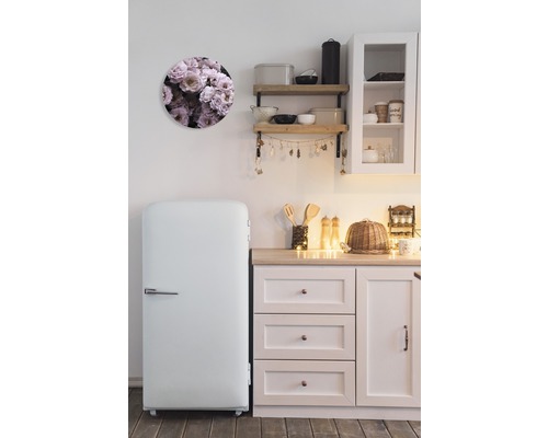 Küchenszene mit Kühlschrank, Wandregal und runder Dekoration mit Blumenmuster