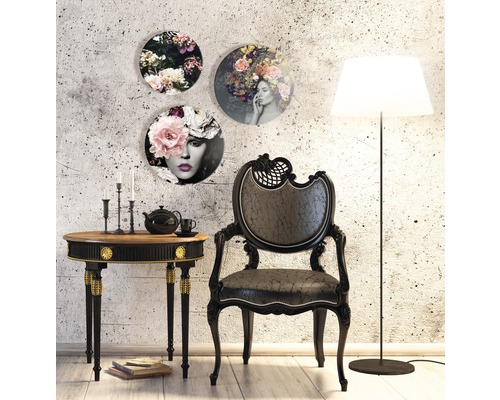 Vue d''intérieur avec décorations murales rondes, table d''appoint, chaise et lampadaire