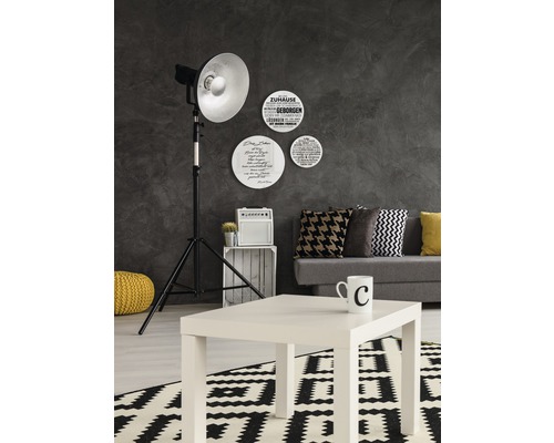 Salon avec lampe, canapé, table et éléments décoratifs pour une ambiance chaleureuse