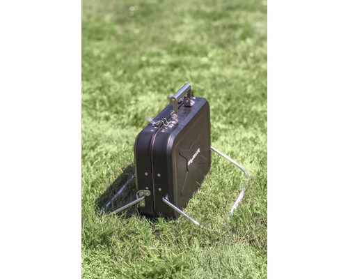 Tragbarer Grill im Kofferdesign auf Rasen