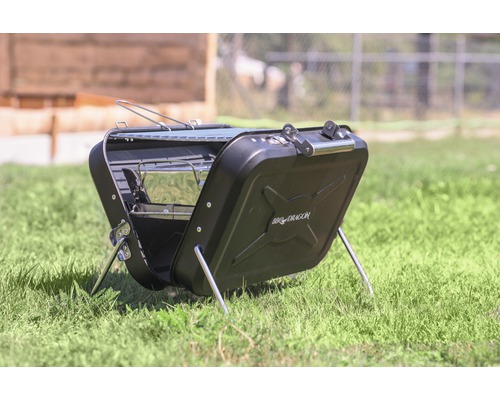 Tragbarer Grill mit Grillrost und Standbeinen im Freien