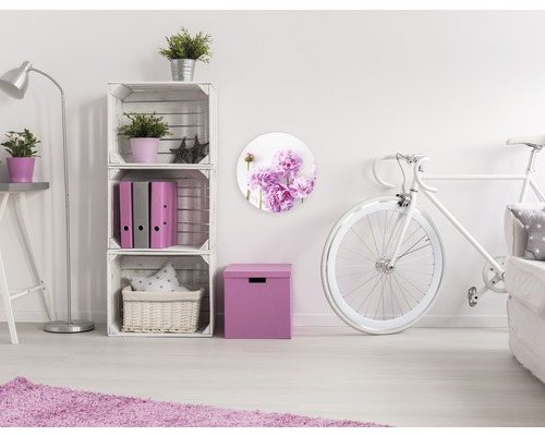 Mise en scène décorative d''un espace de vie avec des meubles blancs et un tableau mural à motif floral.