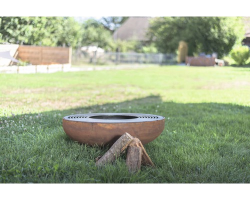 Brasero en acier sur une pelouse