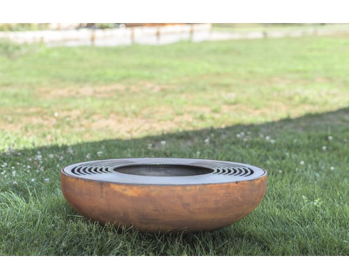 Braséro en acier sur une pelouse