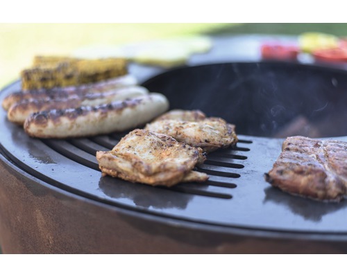 Barbecue avec saucisses, maïs et viande sur la grille