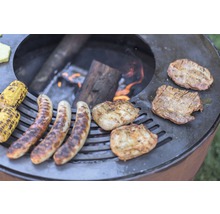 Grill mit Würstchen, Maiskolben und Fleisch über offenem Feuer