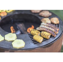Grill mit Fleisch, Würstchen, Mais und Ananas über dem Feuer