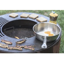Grill mit Speisen: Toast, Spiegeleier, gebratener Speck und Espressokocher