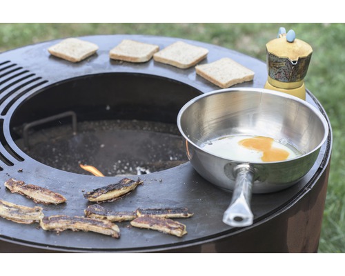 Barbecue avec aliments : pain grillé, œufs au plat, bacon frit et cafetière expresso
