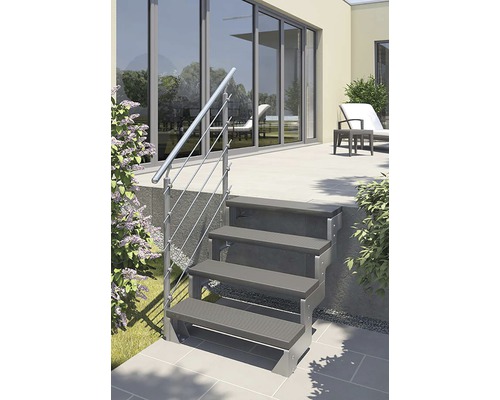 Escalier extérieur avec quatre marches et rampe devant une porte de terrasse.