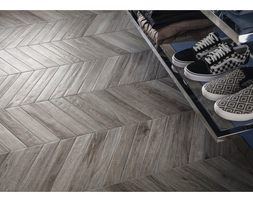 Carrelage gris en motif à chevrons avec chaussures sur l''étagère