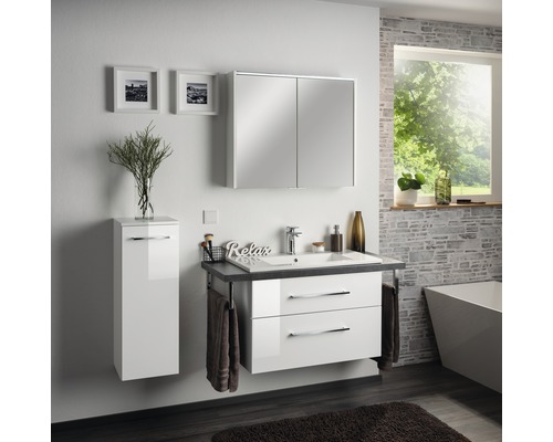 Modernes Badezimmer mit Waschtisch, Spiegelschrank und zusätzlichem Seitenschrank.