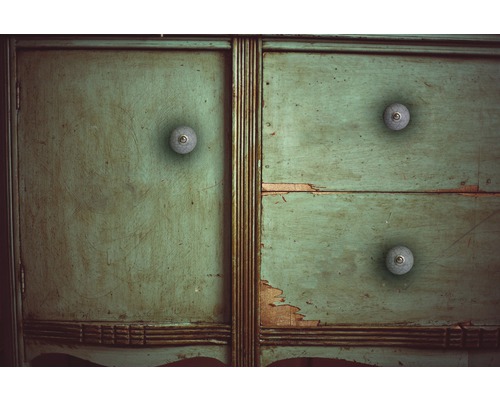 Gros plan d''une armoire en bois verte avec trois tiroirs et des poignées rondes