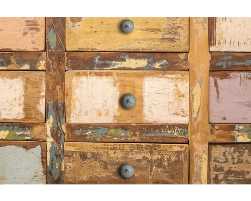 Gros plan d''une commode en bois de récupération avec tiroirs