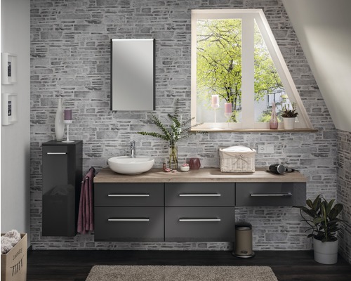 Salle de bains moderne avec lavabo, miroir, armoire et fenêtre