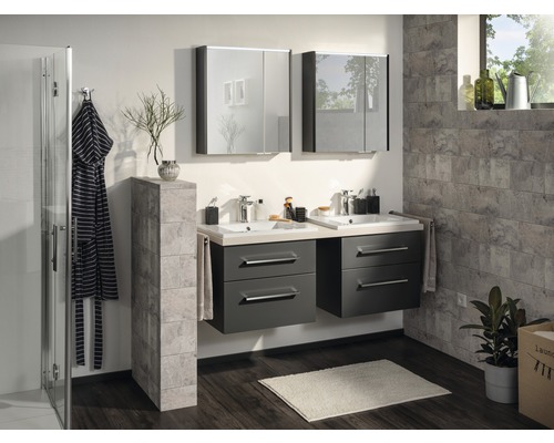 Salle de bains moderne avec meuble sous-lavabo double, armoires de toilette à miroir et cabine de douche carrelée.