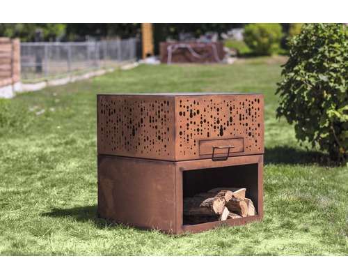Foyer en métal avec compartiment à bois dans le jardin