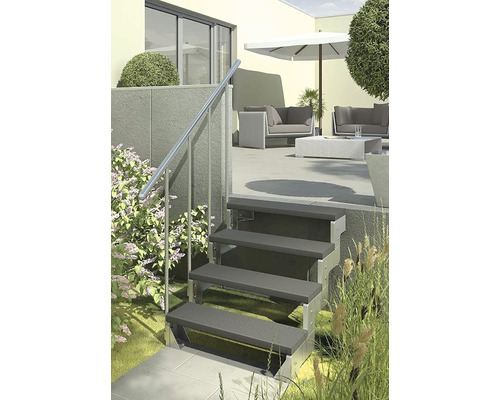 Aussentreppe mit Edelstahlgeländer führt zu einer Terrasse mit Sitzbereich