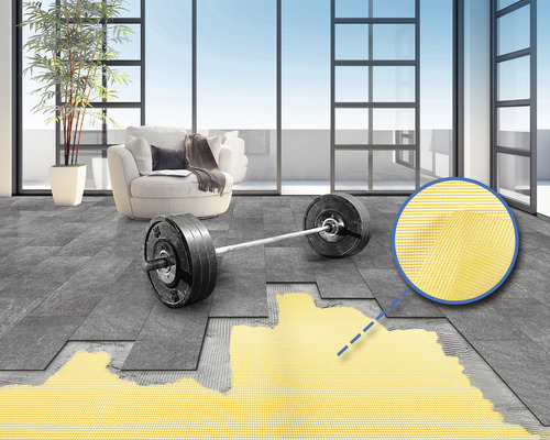 Revêtement de sol avec des carreaux dans une pièce lumineuse avec une grande fenêtre et des équipements sportifs