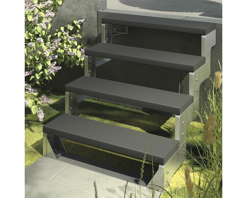 Treppe mit vier Stufen aus Metall und Kunststoff für den Aussenbereich