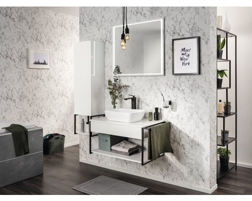 Salle de bains moderne avec meuble-lavabo, armoire de toilette, porte-serviettes et étagère