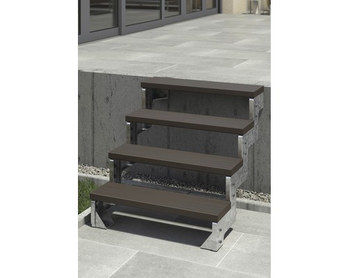 Aussentreppe mit vier Stufen und Metallrahmen