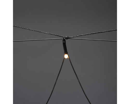 Gros plan d''une guirlande lumineuse avec câble et lampe LED