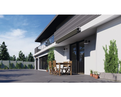 Aussenansicht eines modernen Hauses mit Terrasse, Gartenmöbeln und Markise
