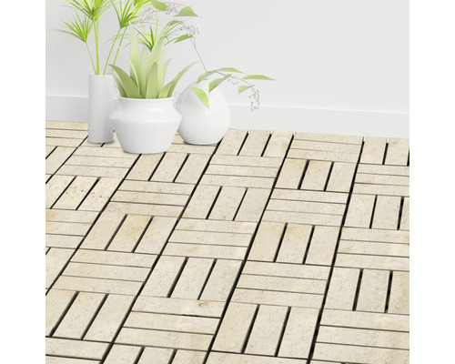 Dalles de terrasse posées avec motif à fentes et vases décoratifs blancs