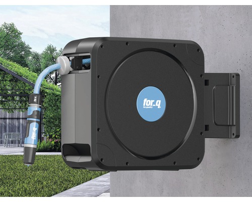 Bobine de tuyau montée sur un mur avec un tuyau d''arrosage de for.q