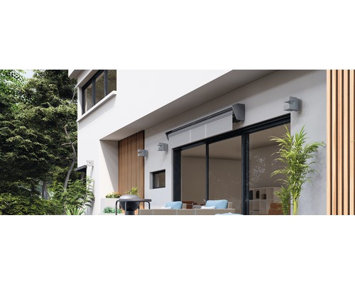 Aussenbereich eines Hauses mit Markise und Aussenlautsprechern