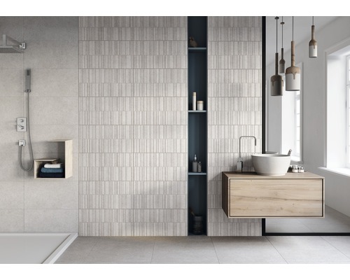 Modernes Badezimmer mit hellen Fliesen, Dusche und Waschtisch
