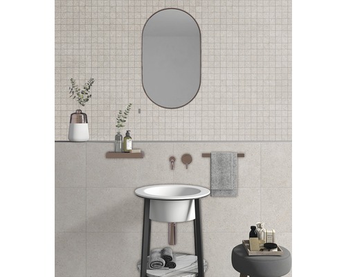 Badezimmer mit Waschbecken, Spiegel und Fliesen
