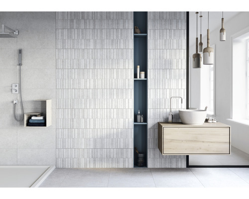 Modernes Badezimmer mit Dusche, Waschtisch und Wandfliesen in Steinoptik