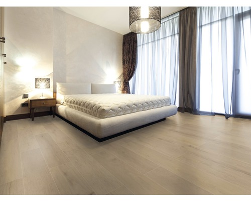 Schlafzimmer mit Bett, Nachttisch und Holzboden